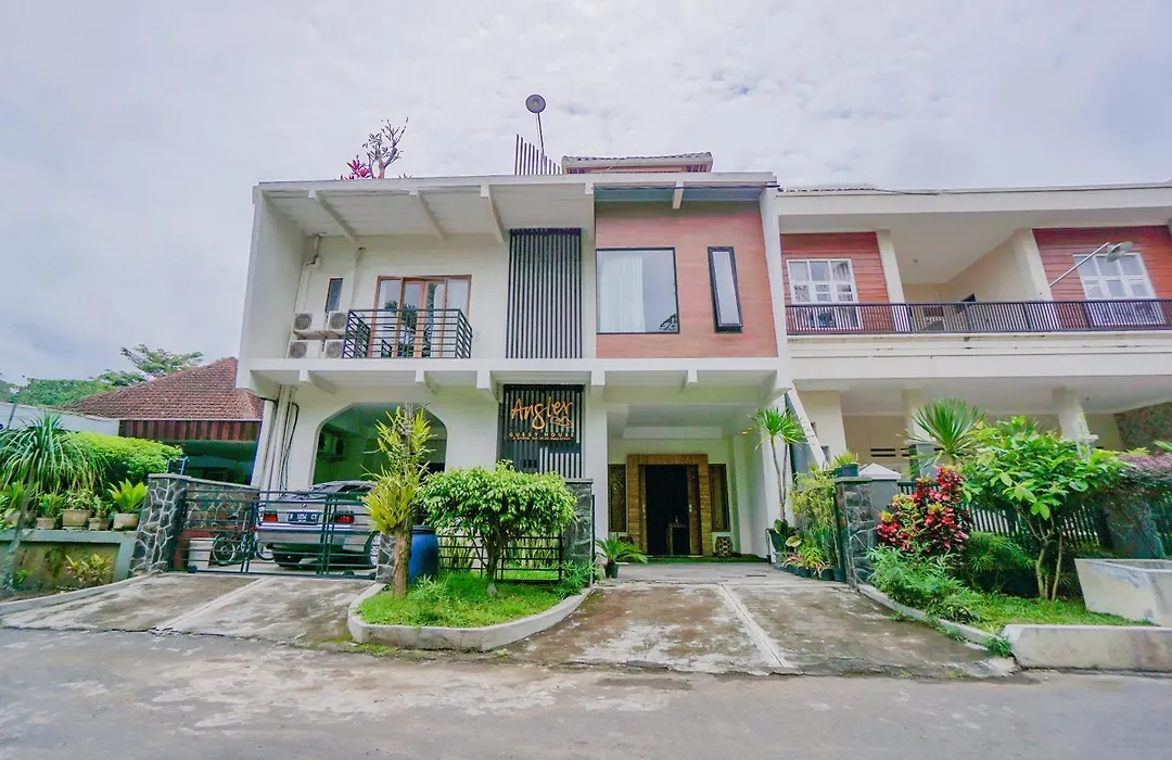 Oyo 90319 Angler Guest House Malang-1