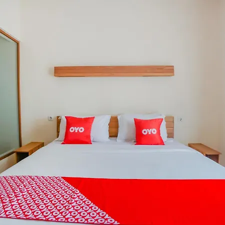 Oyo 90319 Angler Guest House Malang-3
