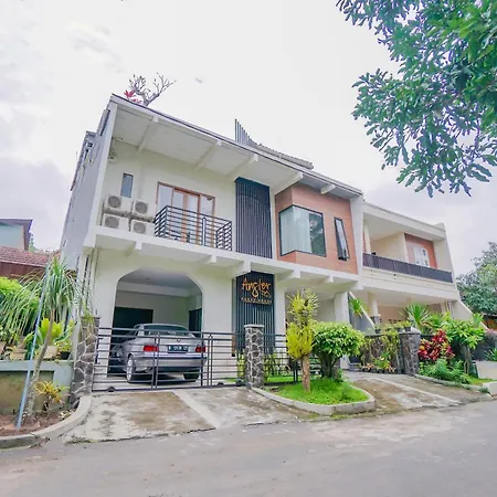 Oyo 90319 Angler Guest House Malang-2